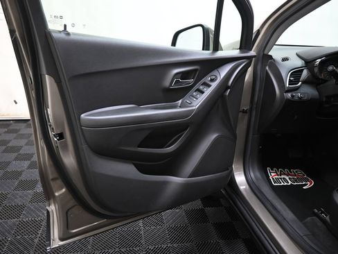 Used 2020 Chevrolet Trax LT w/ Driver Confidence Package FWD image 28