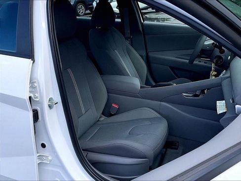 Used 2025 Hyundai Elantra SE FWD image 11