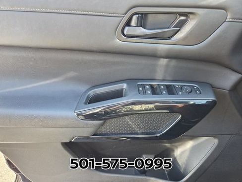 Used 2025 Nissan Pathfinder SV FWD image 32