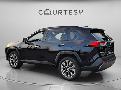 Used 2021 Toyota RAV4 Limited image 3