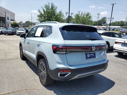 Used 2025 Volkswagen Taos SE w/ Panoramic Sunroof Package FWD image 6