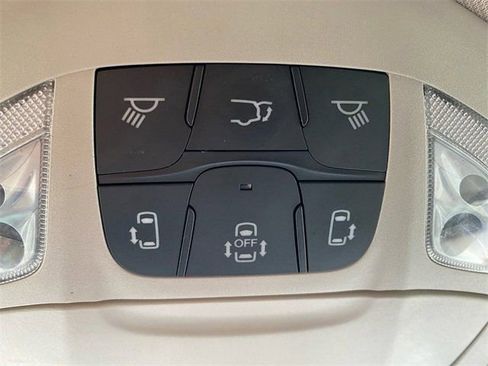 Used 2023 Chrysler Pacifica Limited image 40