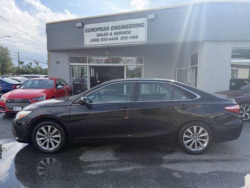 Used 2017 Toyota Camry XLE w/ Convenience Package FWD image 4