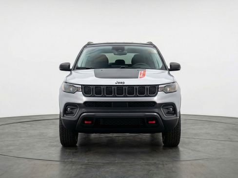 Used 2025 Jeep Compass Trailhawk image 2