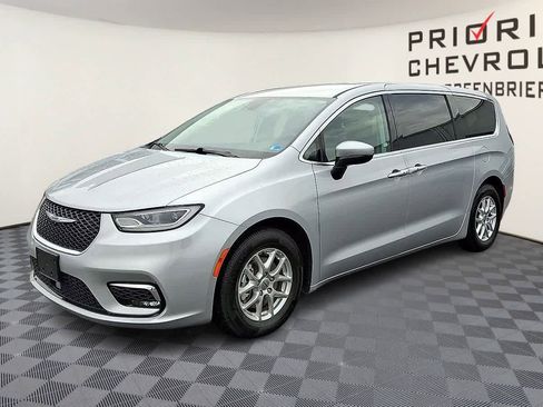 Used 2023 Chrysler Pacifica Touring-L image 4