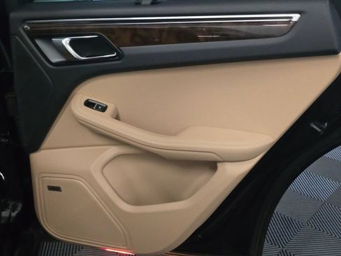 Certified 2025 Porsche Macan AWD/4WD image 24