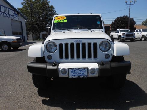 Used 2016 Jeep Wrangler Unlimited Sahara w/ Connectivity Group image 4