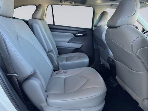 Used 2021 Toyota Highlander XLE FWD image 26