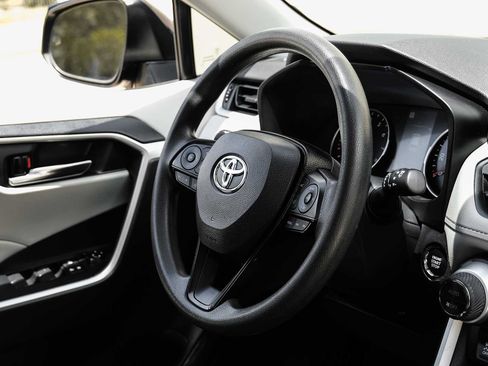 Used 2020 Toyota RAV4 XLE w/ Convenience Package FWD image 17