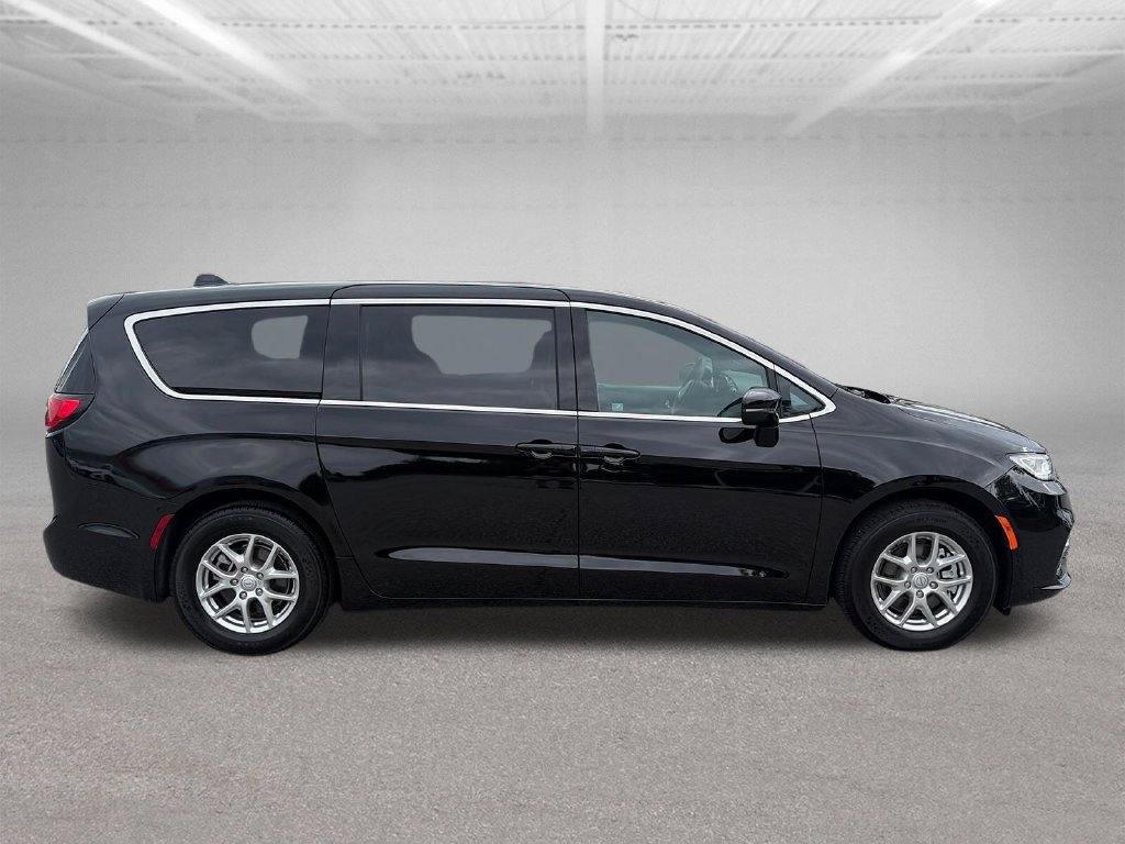 Used 2025 Chrysler Pacifica Select FWD image 7