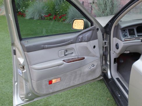 Used 1997 Lincoln Town Car Signature RWD image 38