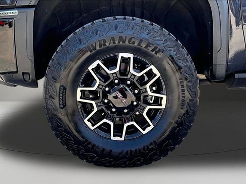 Used 2025 GMC Sierra 2500 AT4X AWD/4WD image 36