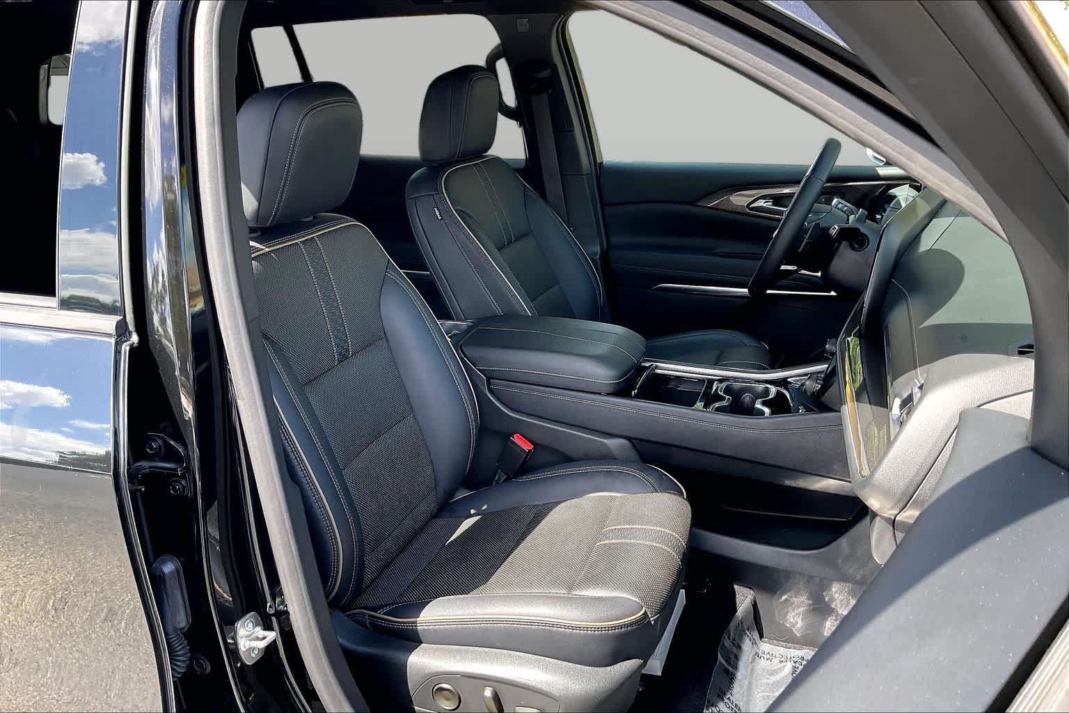 Used 2025 Chevrolet Traverse High Country w/ LPO, Floor Liner Package FWD image 21