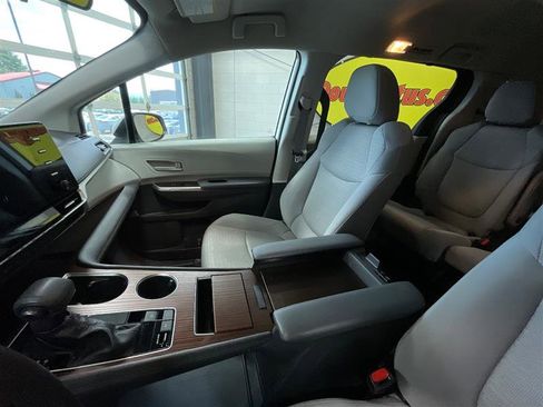 Used 2023 Toyota Sienna LE AWD/4WD image 11