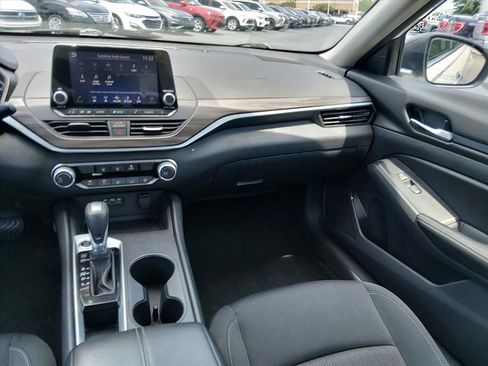Used 2025 Nissan Altima 2.5 SV FWD image 12