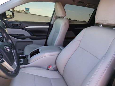 Used 2018 Toyota Highlander Plus FWD image 16
