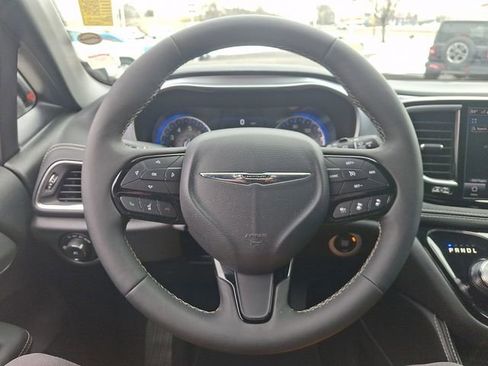 Used 2025 Chrysler Pacifica Limited image 19