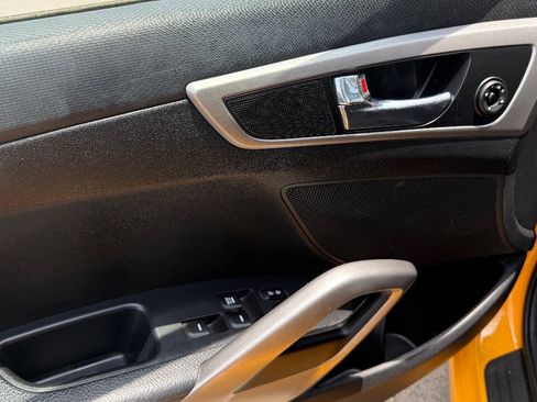 Used 2016 Hyundai Veloster FWD image 9
