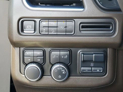 Used 2021 Chevrolet Tahoe Z71 w/ Z71 Signature Package image 22