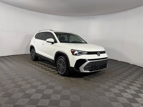 Used 2026 Volkswagen Taos SE FWD image 3