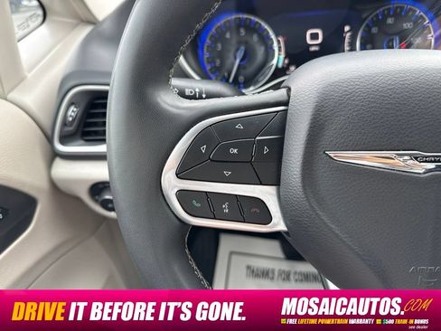 Used 2023 Chrysler Pacifica Touring-L FWD image 33