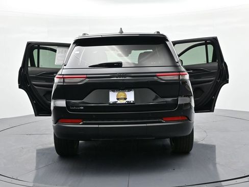 Used 2023 Jeep Grand Cherokee Altitude image 28