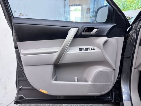 Used 2011 Toyota Highlander SE FWD image 20