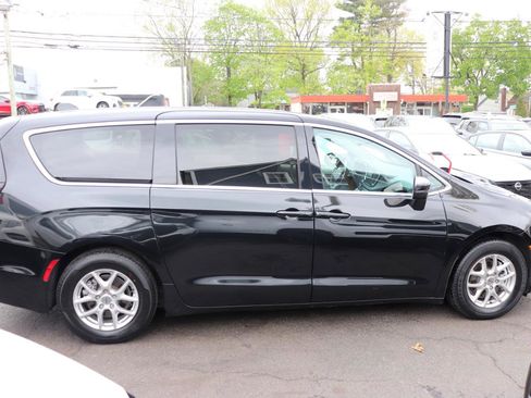 Used 2023 Chrysler Pacifica Touring-L image 6