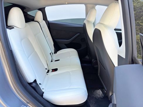 Used 2024 Tesla Model Y Long Range RWD image 40