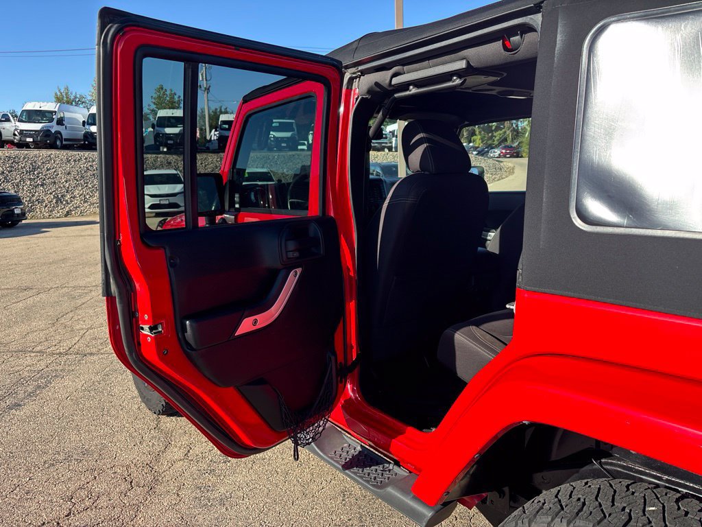 Used 2015 Jeep Wrangler Unlimited Sahara w/ Connectivity Group AWD/4WD image 14