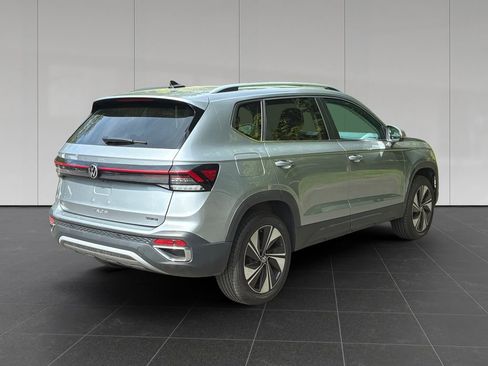 Used 2025 Volkswagen Taos SE AWD/4WD image 5