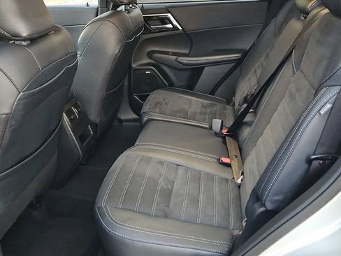 Used 2025 Mitsubishi Outlander SE image 13