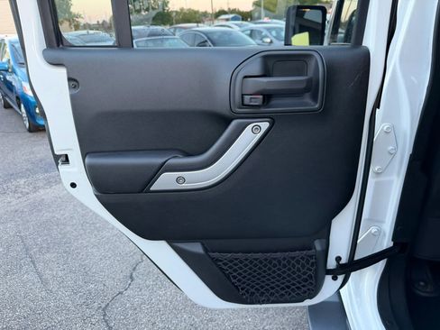 Used 2017 Jeep Wrangler Unlimited Sahara w/ Connectivity Group AWD/4WD image 21