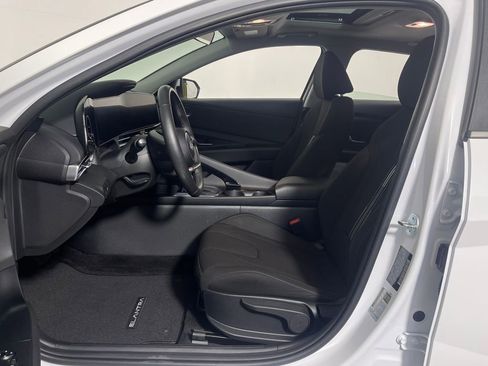 Used 2025 Hyundai Elantra SEL image 12