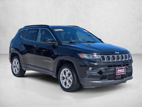 Used 2025 Jeep Compass Latitude w/ Sun & Sound Group AWD/4WD image 3