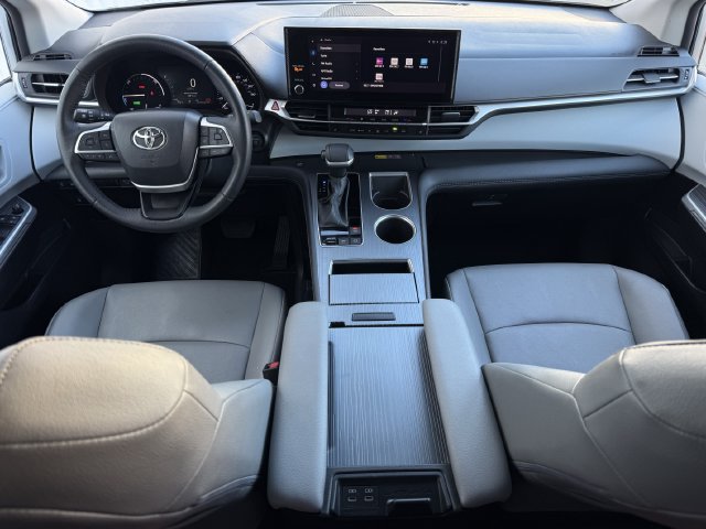 Certified 2025 Toyota Sienna XLE FWD image 11