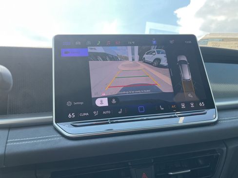 New 2026 Volkswagen Tiguan SE R-Line FWD image 9