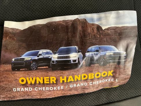Used 2025 Jeep Grand Cherokee Altitude AWD/4WD image 25