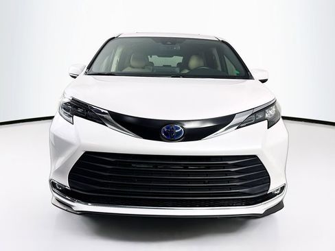 Used 2024 Toyota Sienna XLE image 2