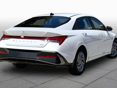 Used 2025 Hyundai Elantra Hybrid FWD image 13