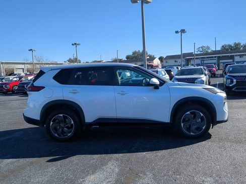 Used 2024 Nissan Rogue SV image 5