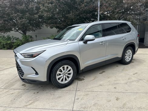 Used 2025 Toyota Grand Highlander AWD image 3