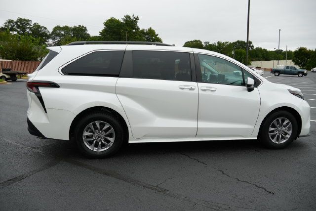 Used 2024 Toyota Sienna XLE FWD image 9