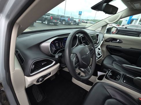 Used 2023 Chrysler Pacifica Touring-L FWD image 14