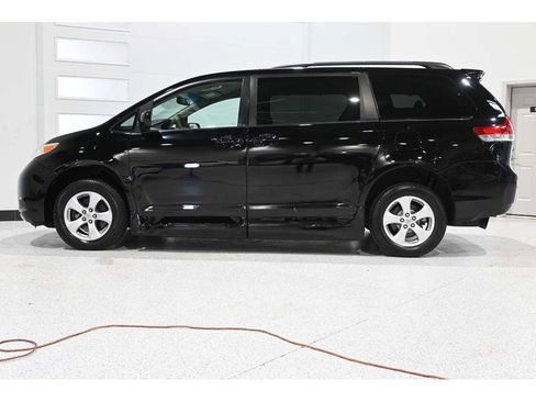Used 2014 Toyota Sienna LE image 9