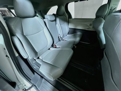 Certified 2023 Toyota Sienna XLE FWD image 25