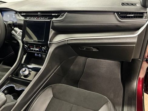 Used 2025 Jeep Grand Cherokee Altitude RWD image 21