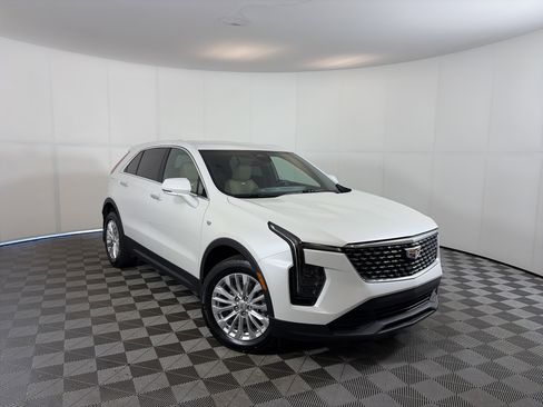 Certified 2024 Cadillac XT4 Luxury w/ Cold Weather Package image 1