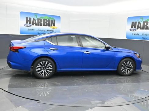 Used 2025 Nissan Altima 2.5 SV FWD image 6