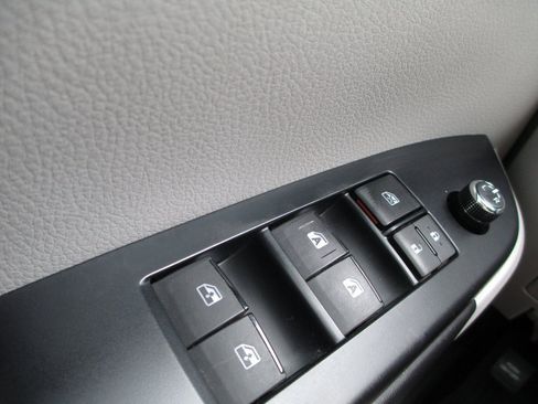 Used 2019 Toyota Highlander XLE image 23